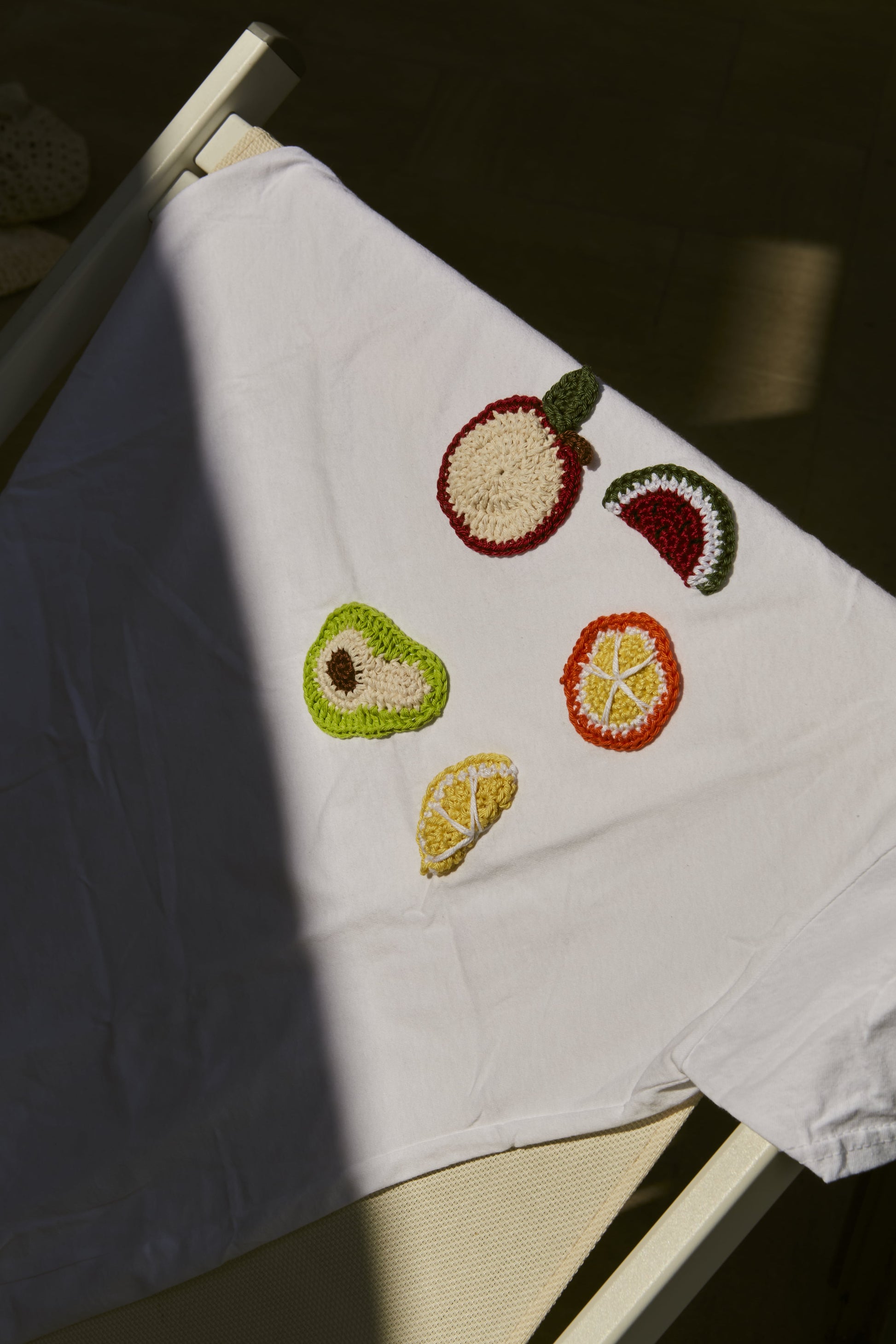 T-shirt Frutty in cotone con applicazioni a uncinetto- Lab.knitandcrochet